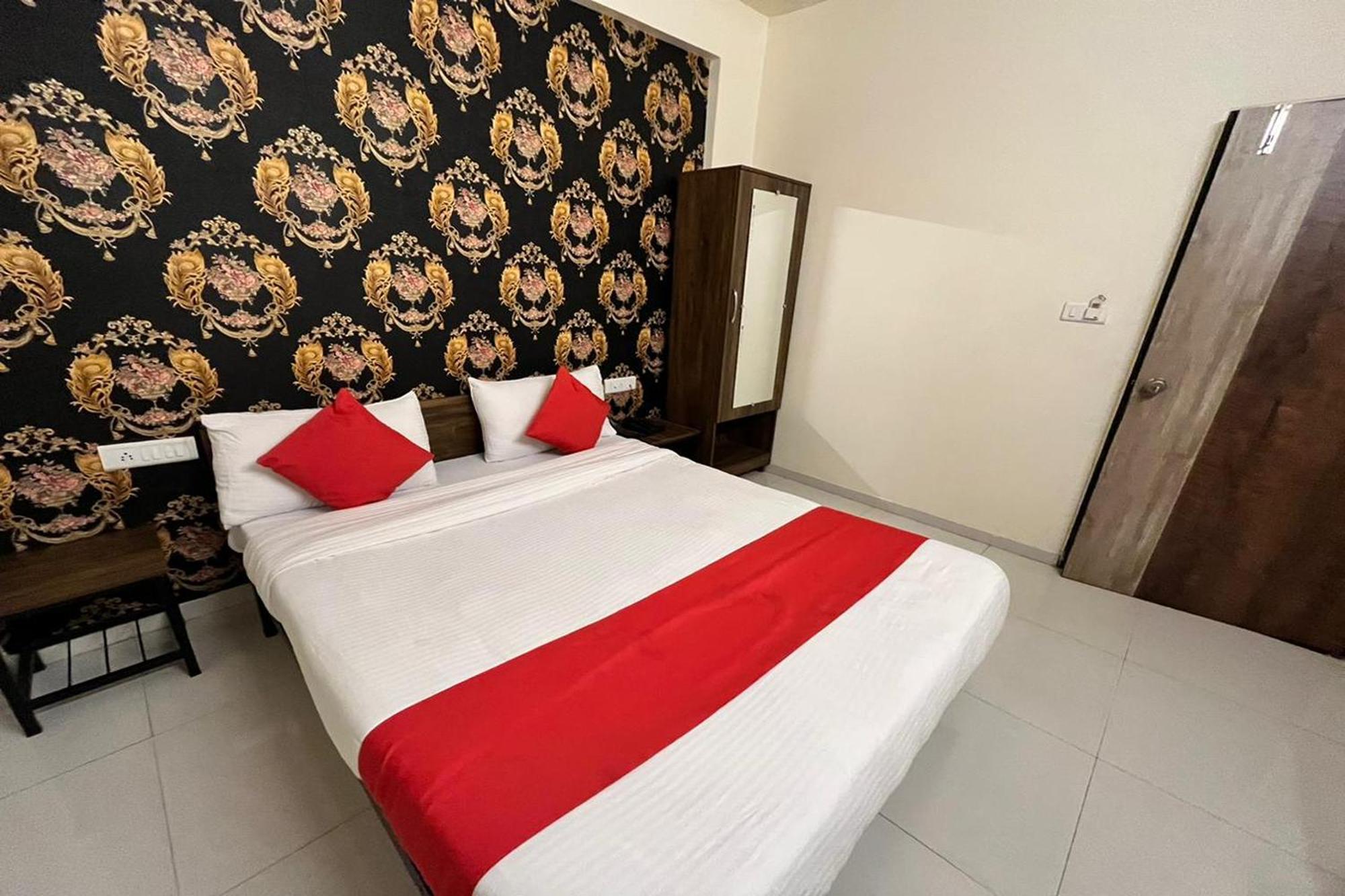 Hotel Kalyan Palace Watuwa Екстериор снимка