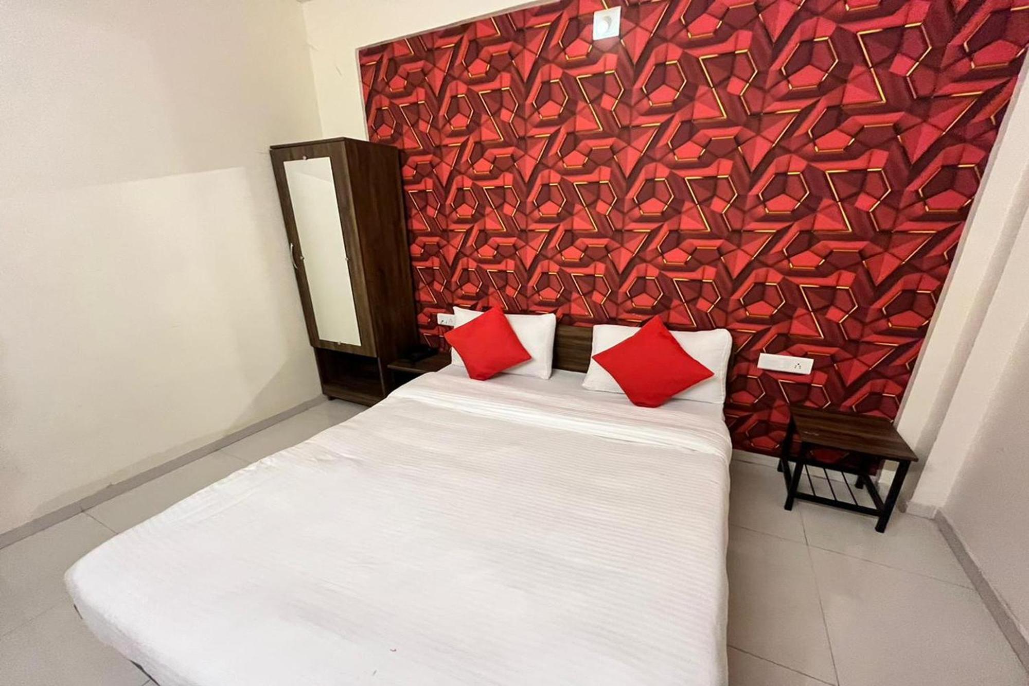 Hotel Kalyan Palace Watuwa Екстериор снимка