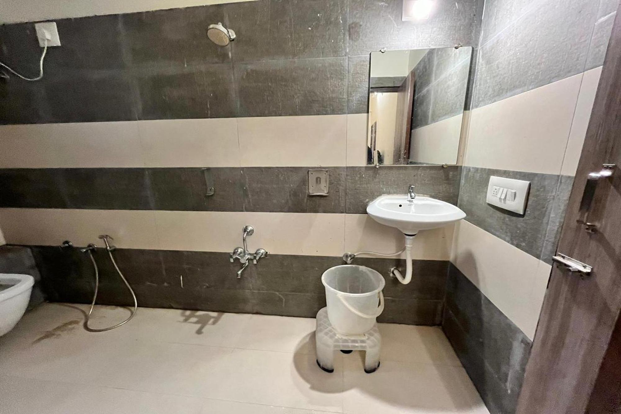 Hotel Kalyan Palace Watuwa Екстериор снимка