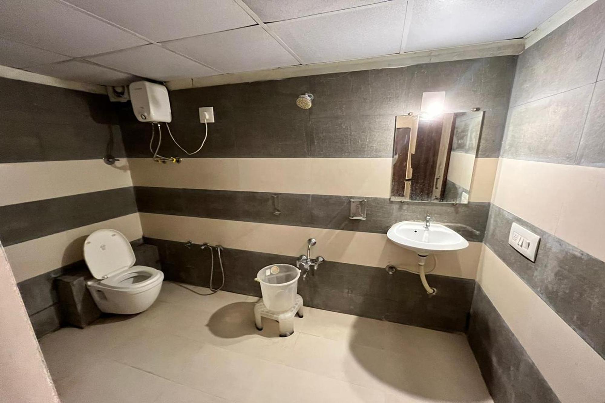 Hotel Kalyan Palace Watuwa Екстериор снимка