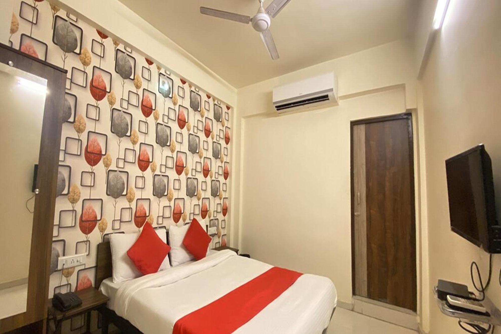 Hotel Kalyan Palace Watuwa Екстериор снимка