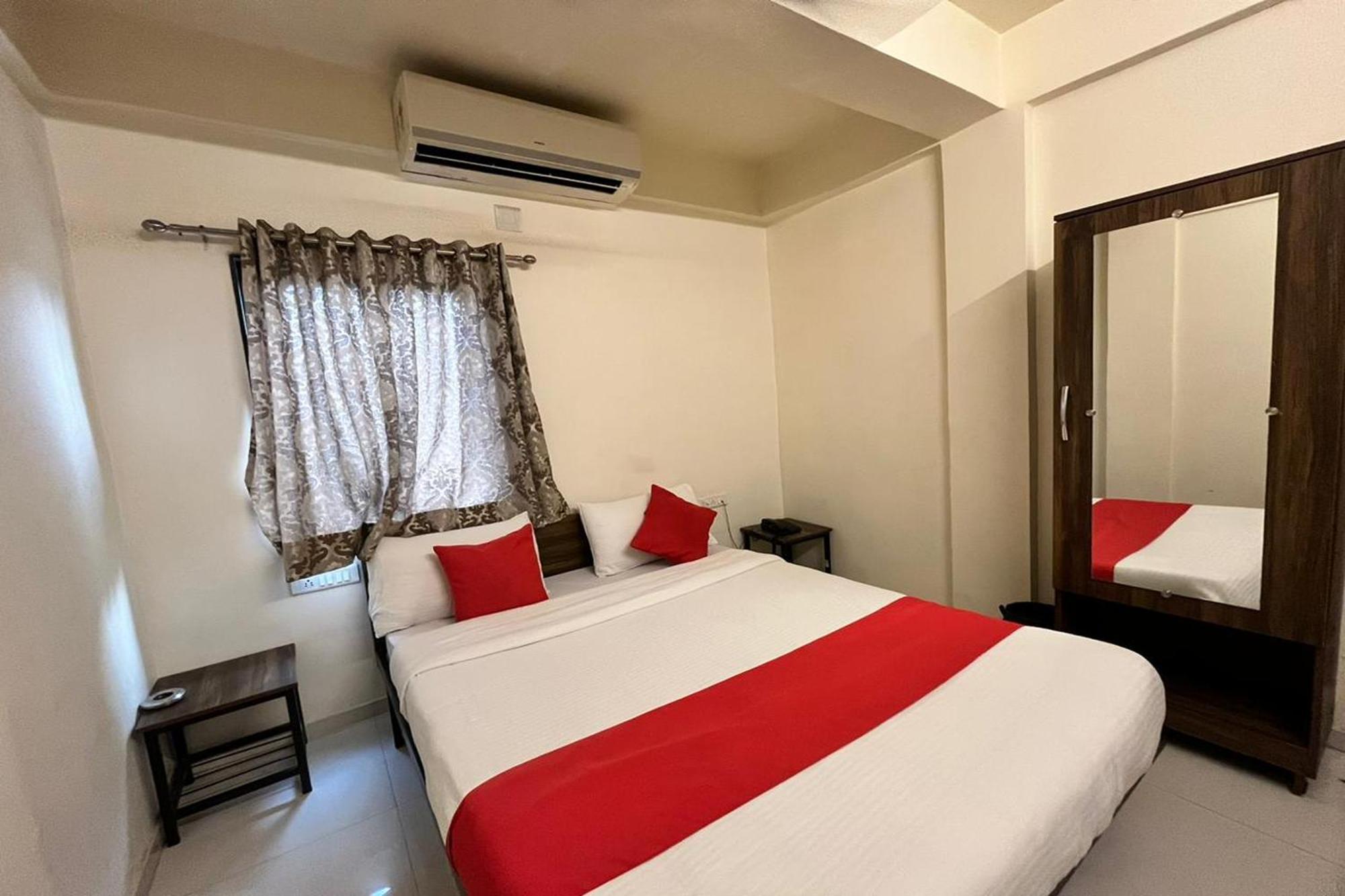 Hotel Kalyan Palace Watuwa Екстериор снимка