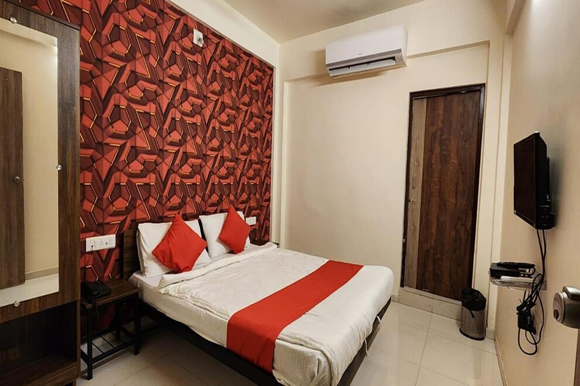 Hotel Kalyan Palace Watuwa Екстериор снимка