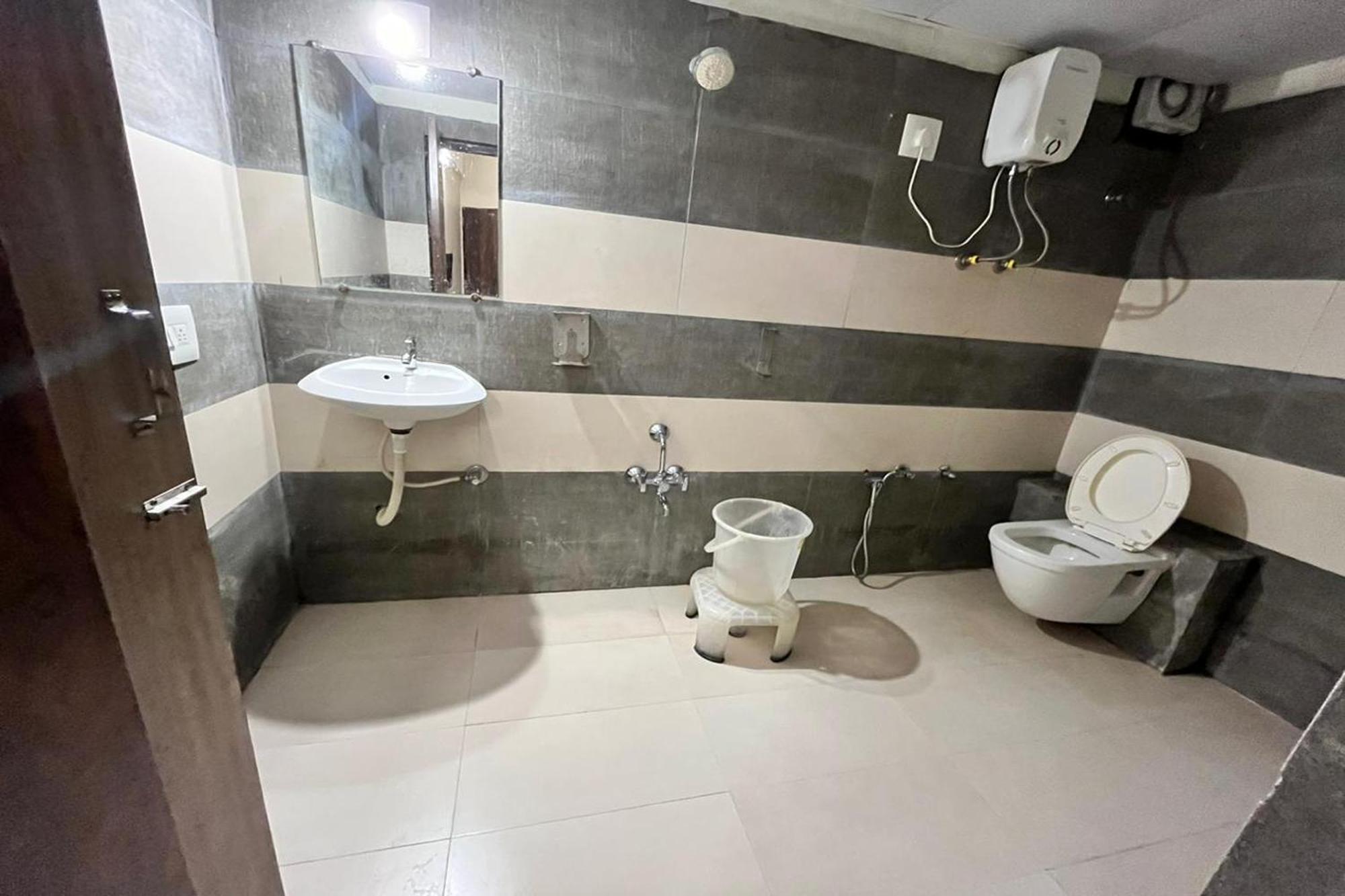 Hotel Kalyan Palace Watuwa Екстериор снимка