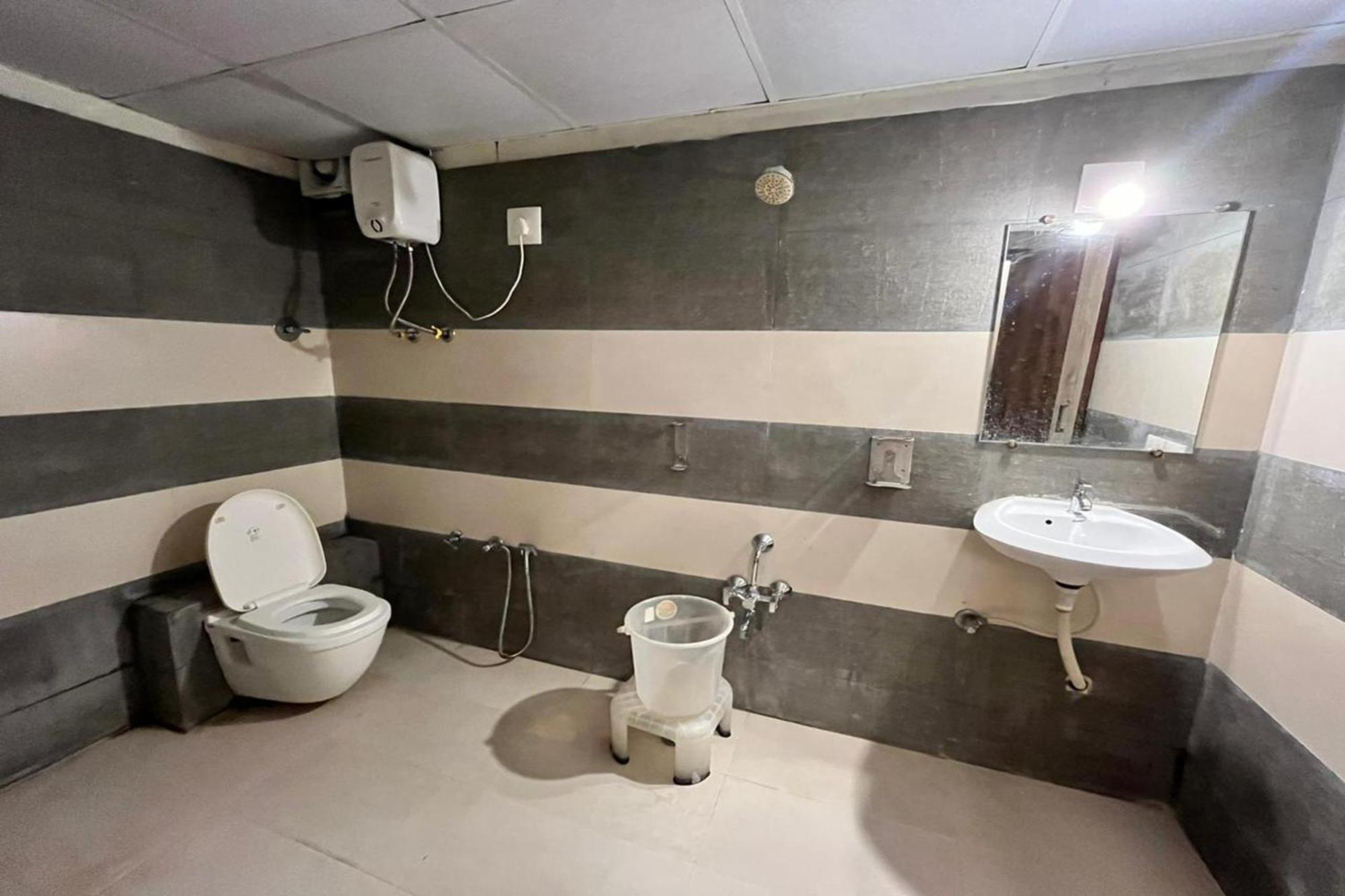 Hotel Kalyan Palace Watuwa Екстериор снимка