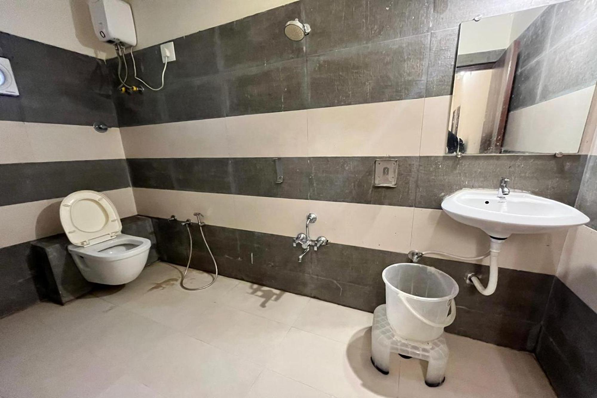 Hotel Kalyan Palace Watuwa Екстериор снимка
