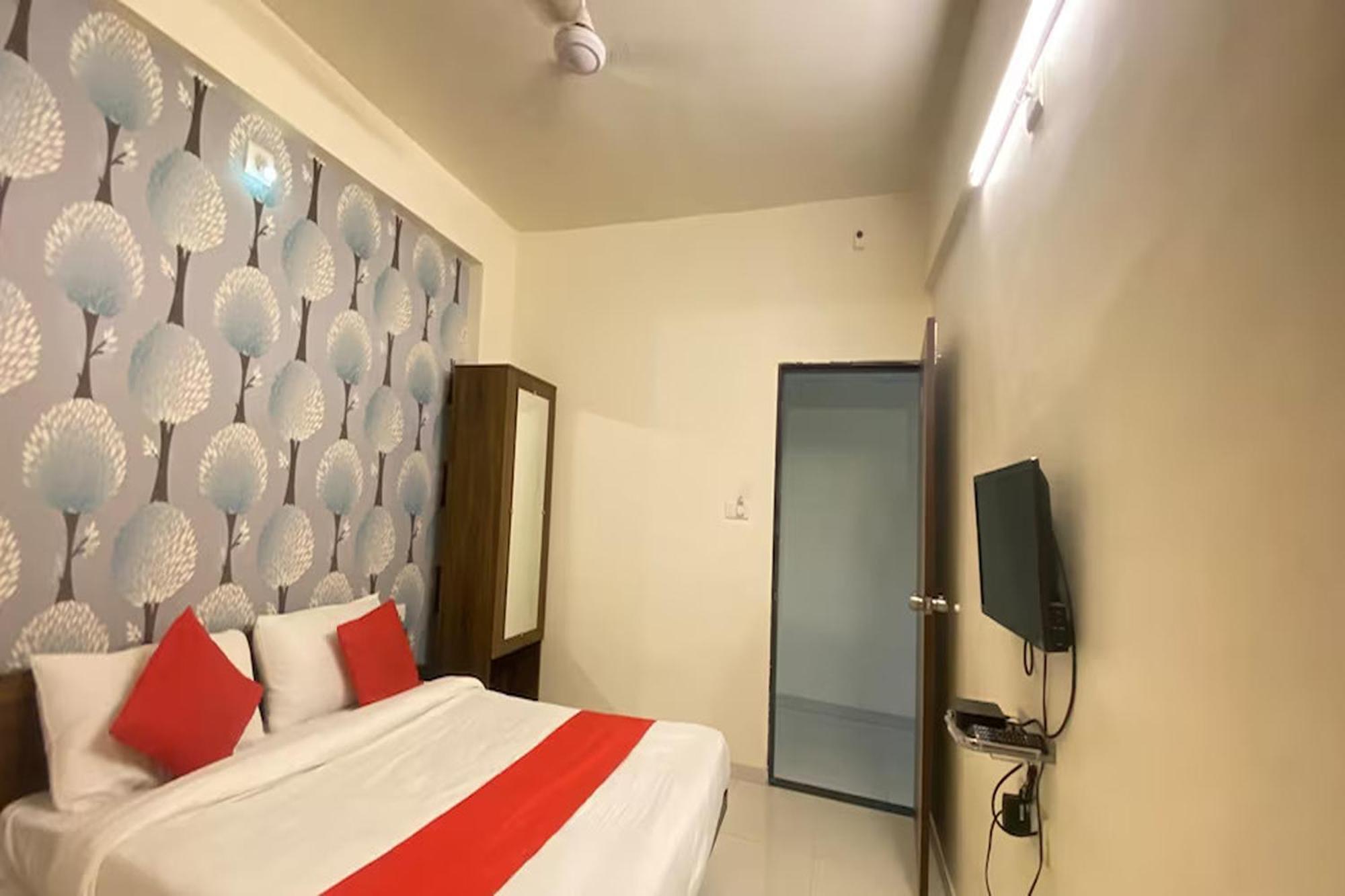 Hotel Kalyan Palace Watuwa Екстериор снимка
