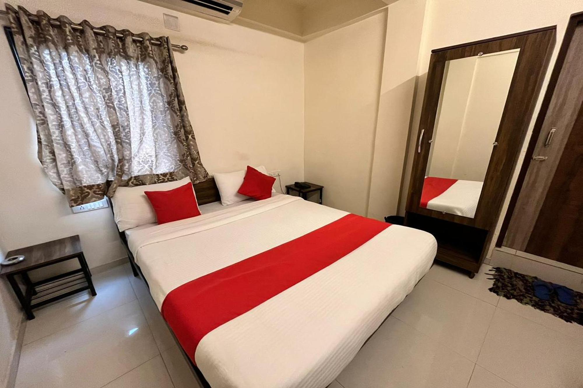 Hotel Kalyan Palace Watuwa Екстериор снимка