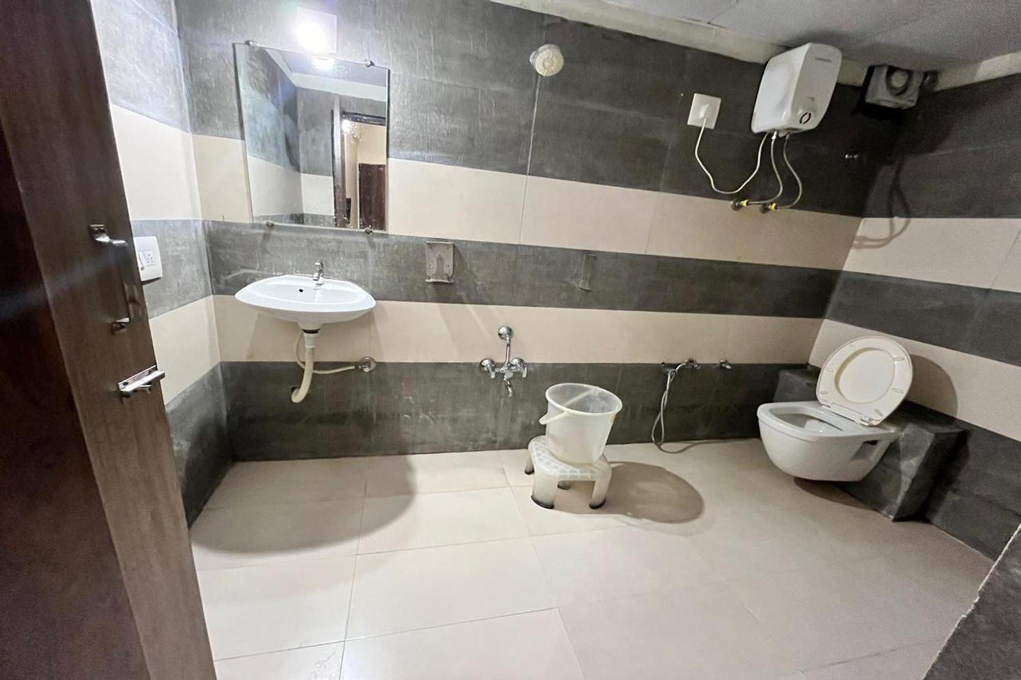 Hotel Kalyan Palace Watuwa Екстериор снимка