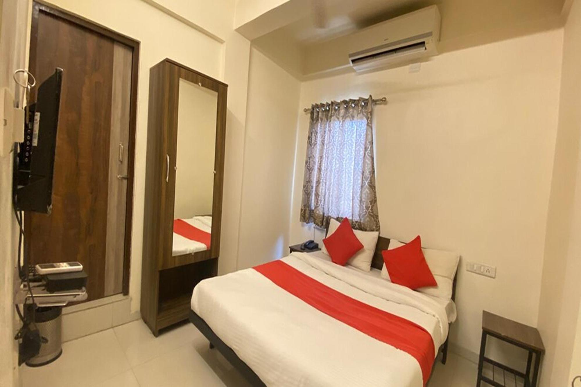 Hotel Kalyan Palace Watuwa Екстериор снимка