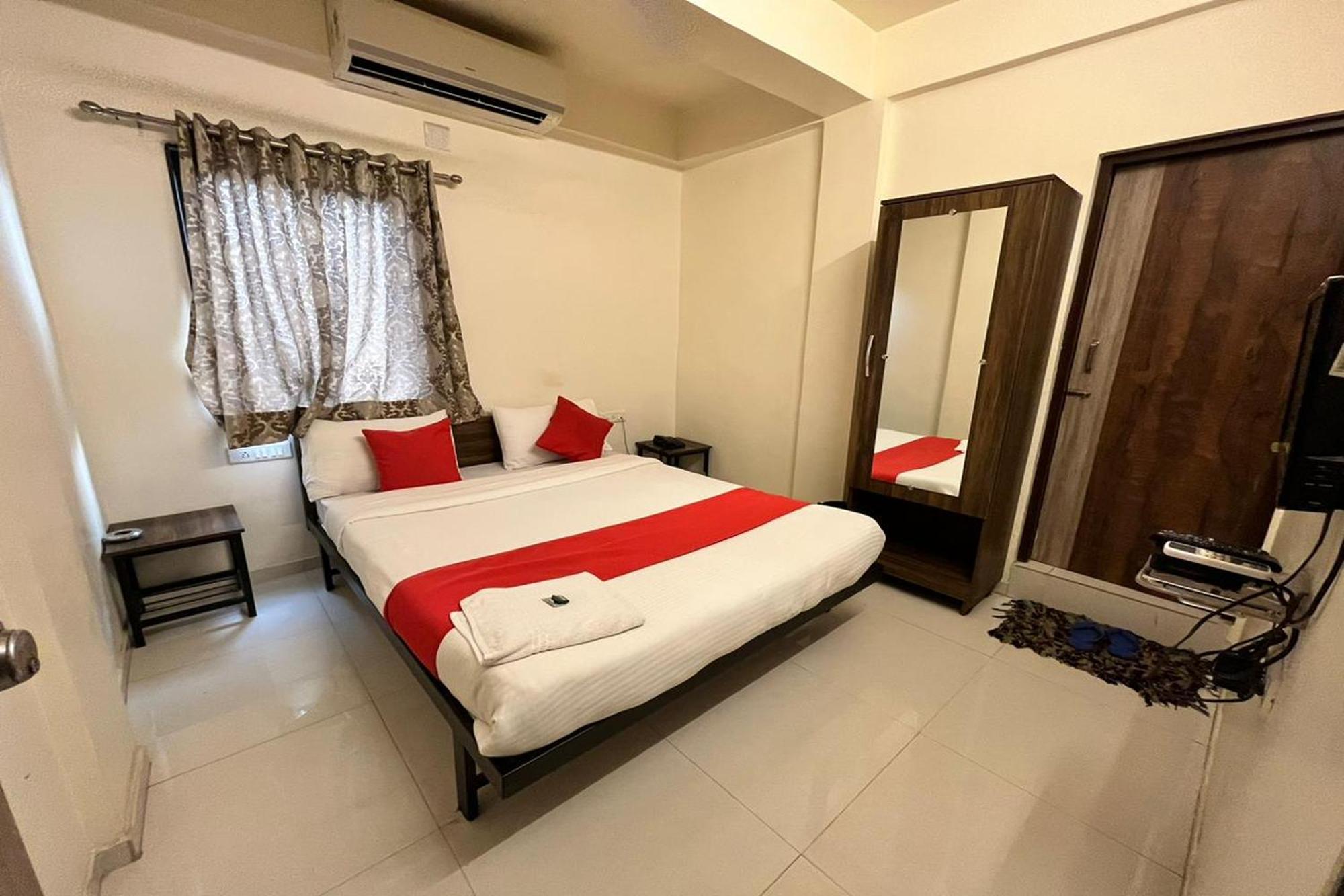 Hotel Kalyan Palace Watuwa Екстериор снимка