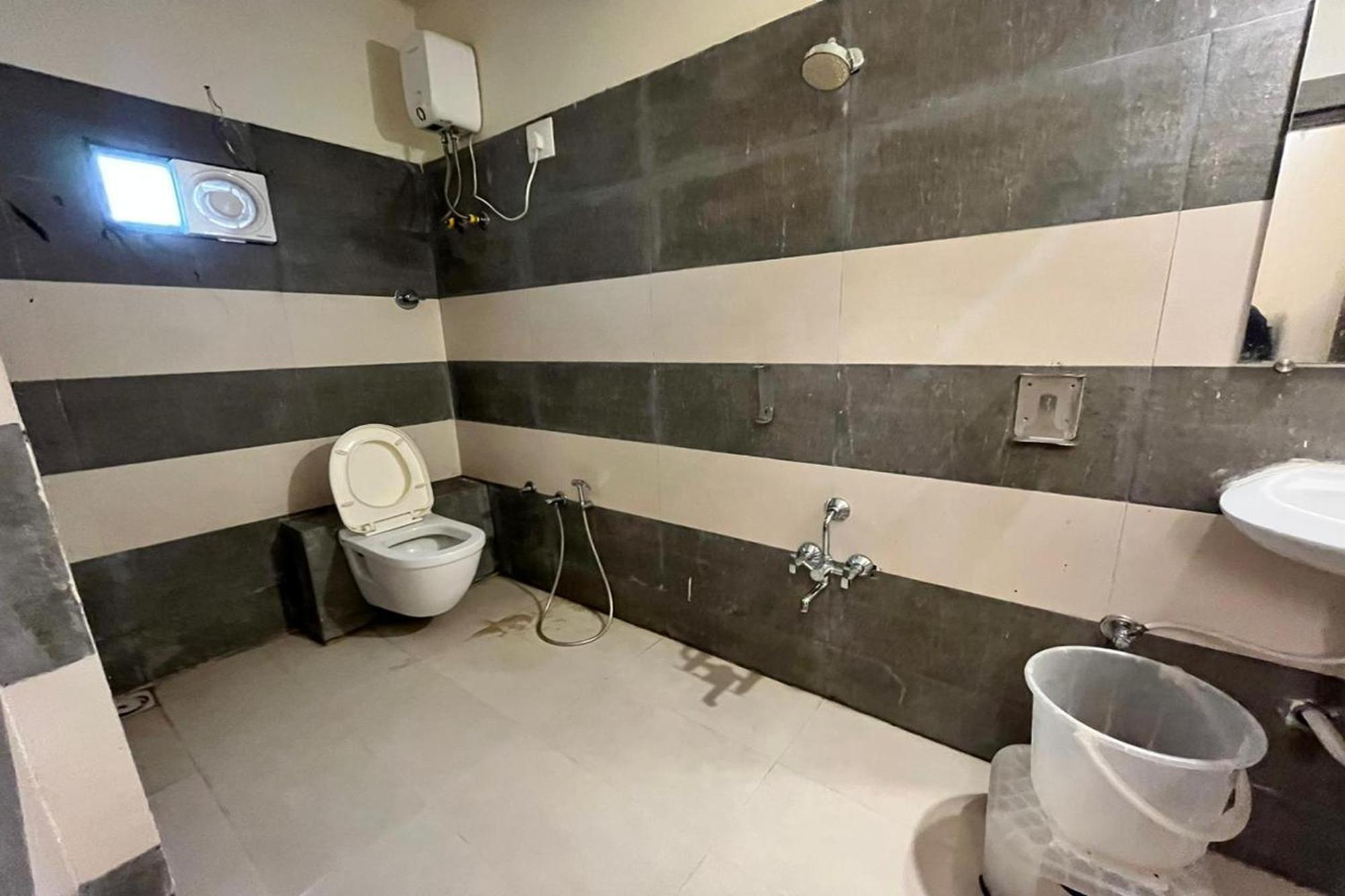 Hotel Kalyan Palace Watuwa Екстериор снимка